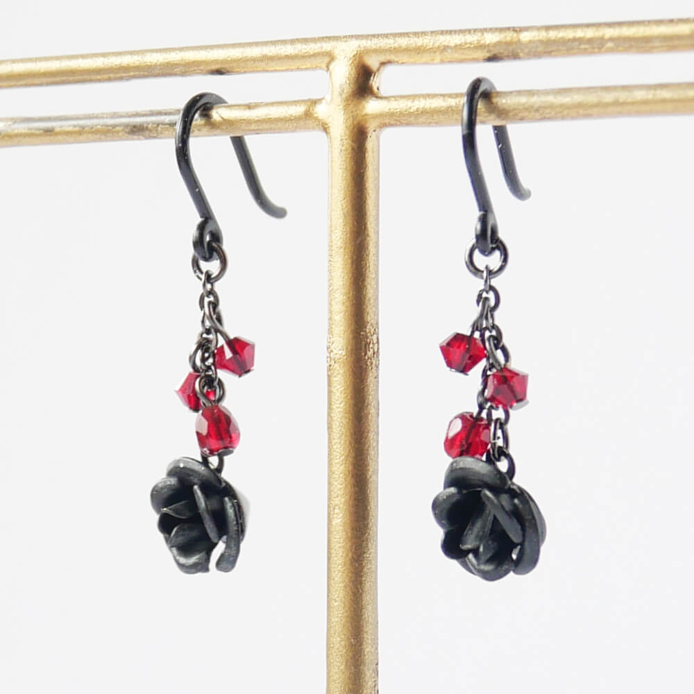 【ノンアレルギー】ガンメタ 黒薔薇 mini レッド ローズ ピアス