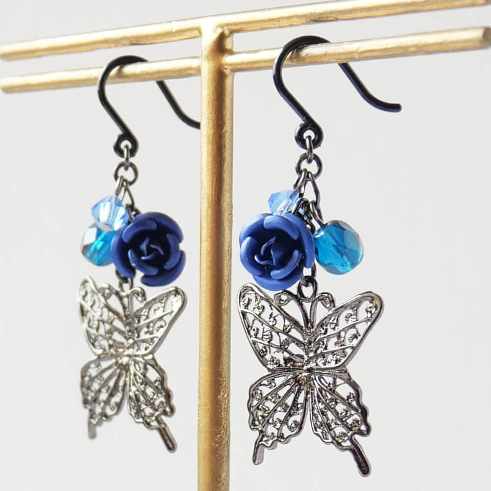 樹脂ポスト ピアス ガンメタ 青薔薇 蝶 バタフライ
