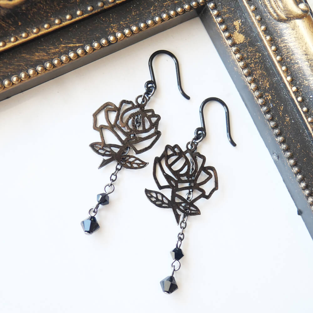 樹脂ポスト】ガンメタ ステンド ローズ 薔薇 ピアス – アクセサリー