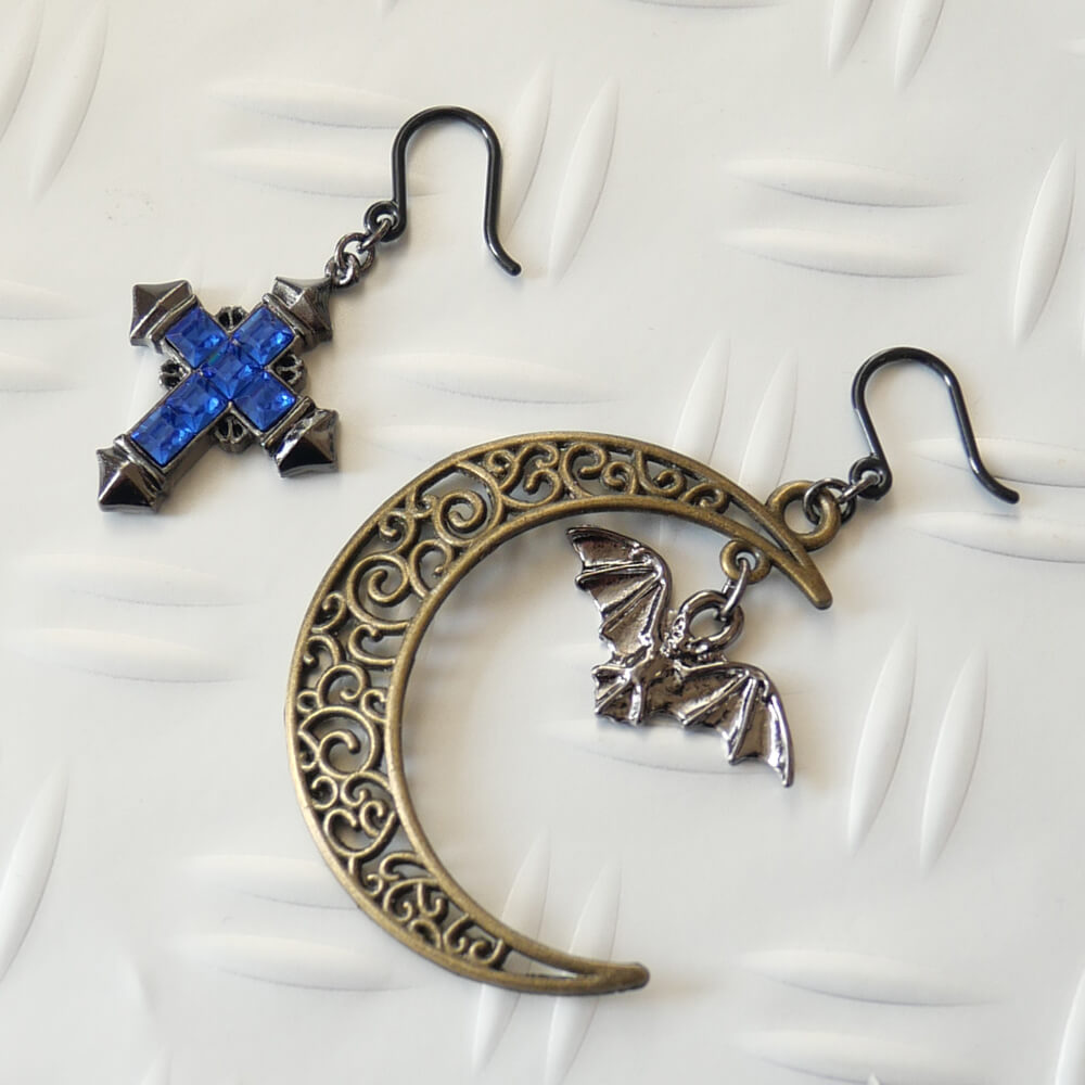 【樹脂ポスト】月夜に蝙蝠&十字架 アシンメトリー ピアス ノンアレルギー