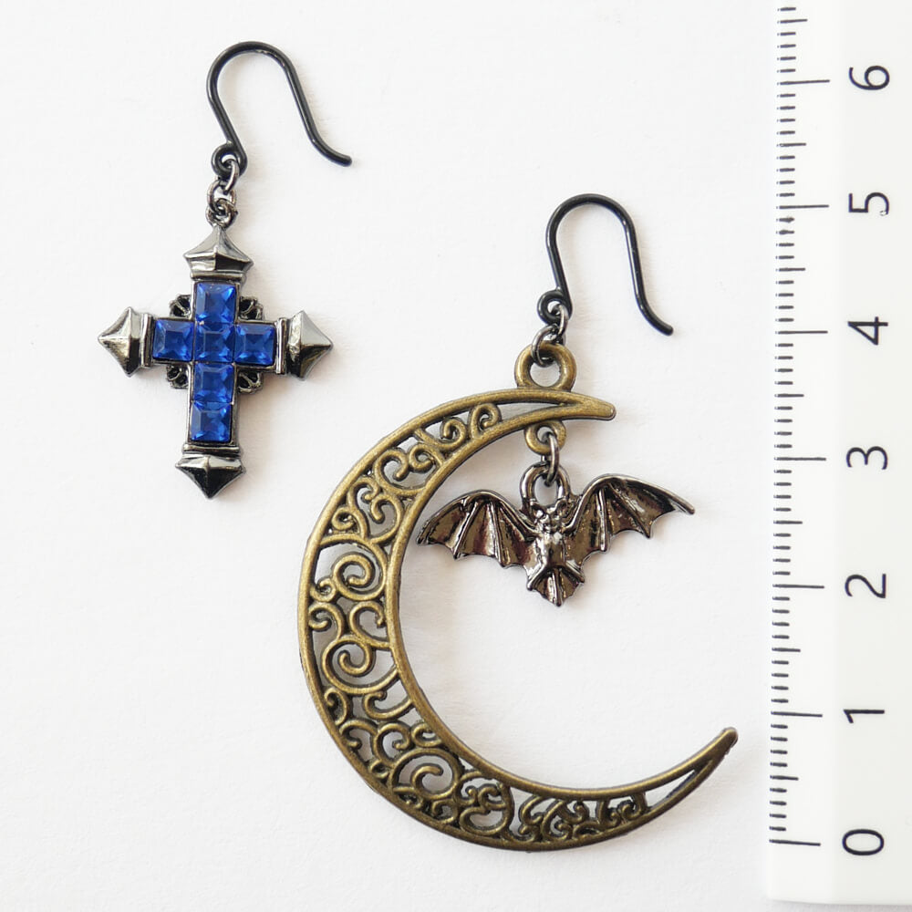 【樹脂ポスト】月夜に蝙蝠&十字架 アシンメトリー ピアス ノンアレルギー