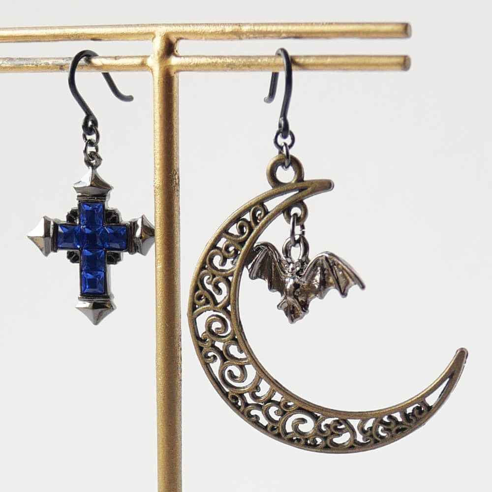 【樹脂ポスト】月夜に蝙蝠&十字架 アシンメトリー ピアス ノンアレルギー