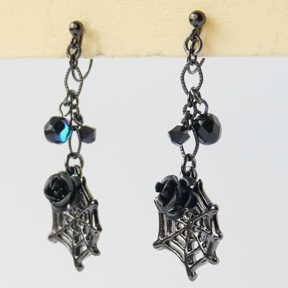 【オメガタイプ】黒薔薇&蜘蛛の巣イヤリング