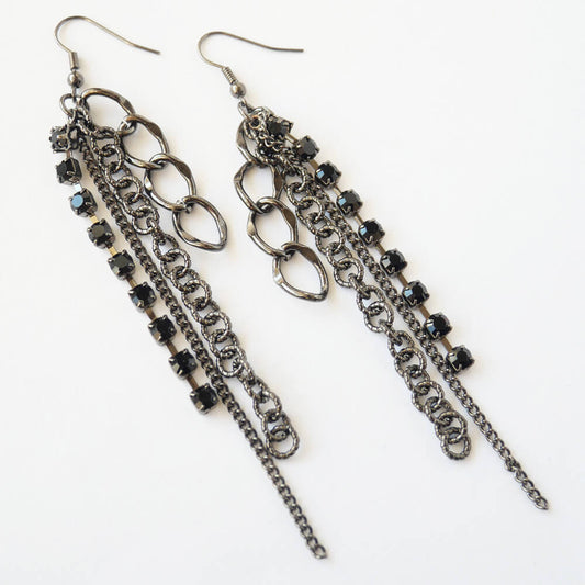 ブラックラインストーン ピアス ガンメタチェーン ロング