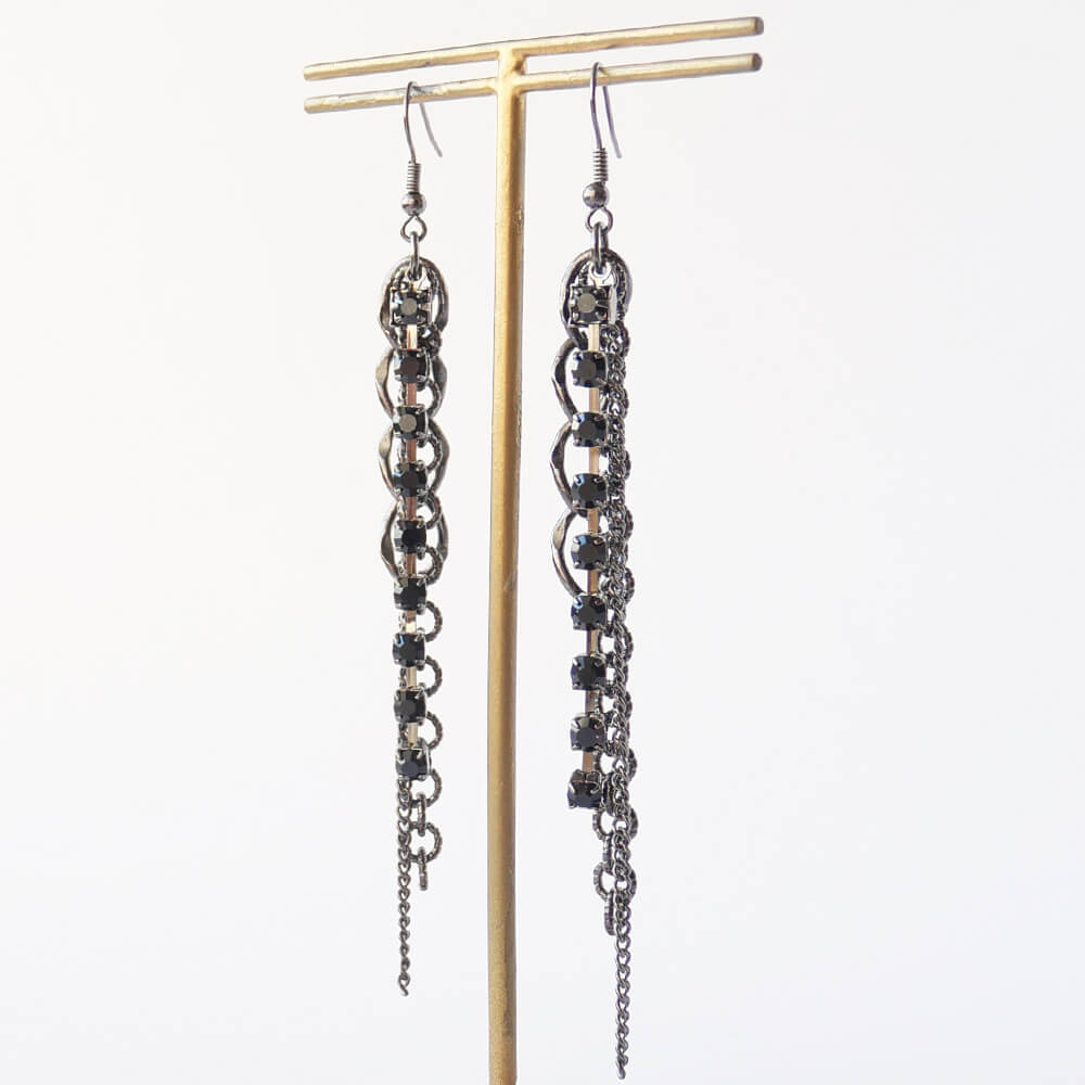 ブラックラインストーン ピアス ガンメタチェーン ロング