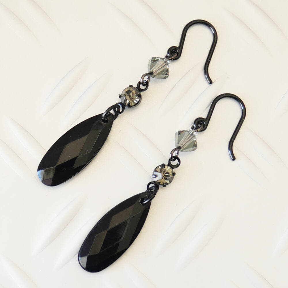 【ノンアレルギー】黒 ブラック しずく ピアス