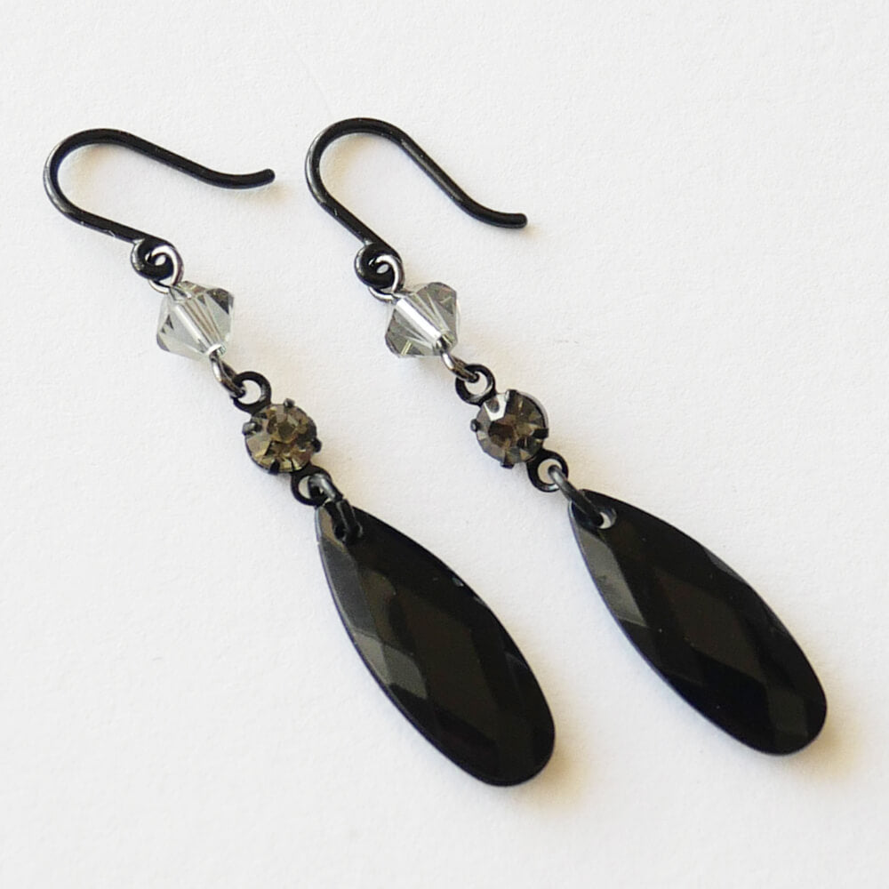 【ノンアレルギー】黒 ブラック しずく ピアス