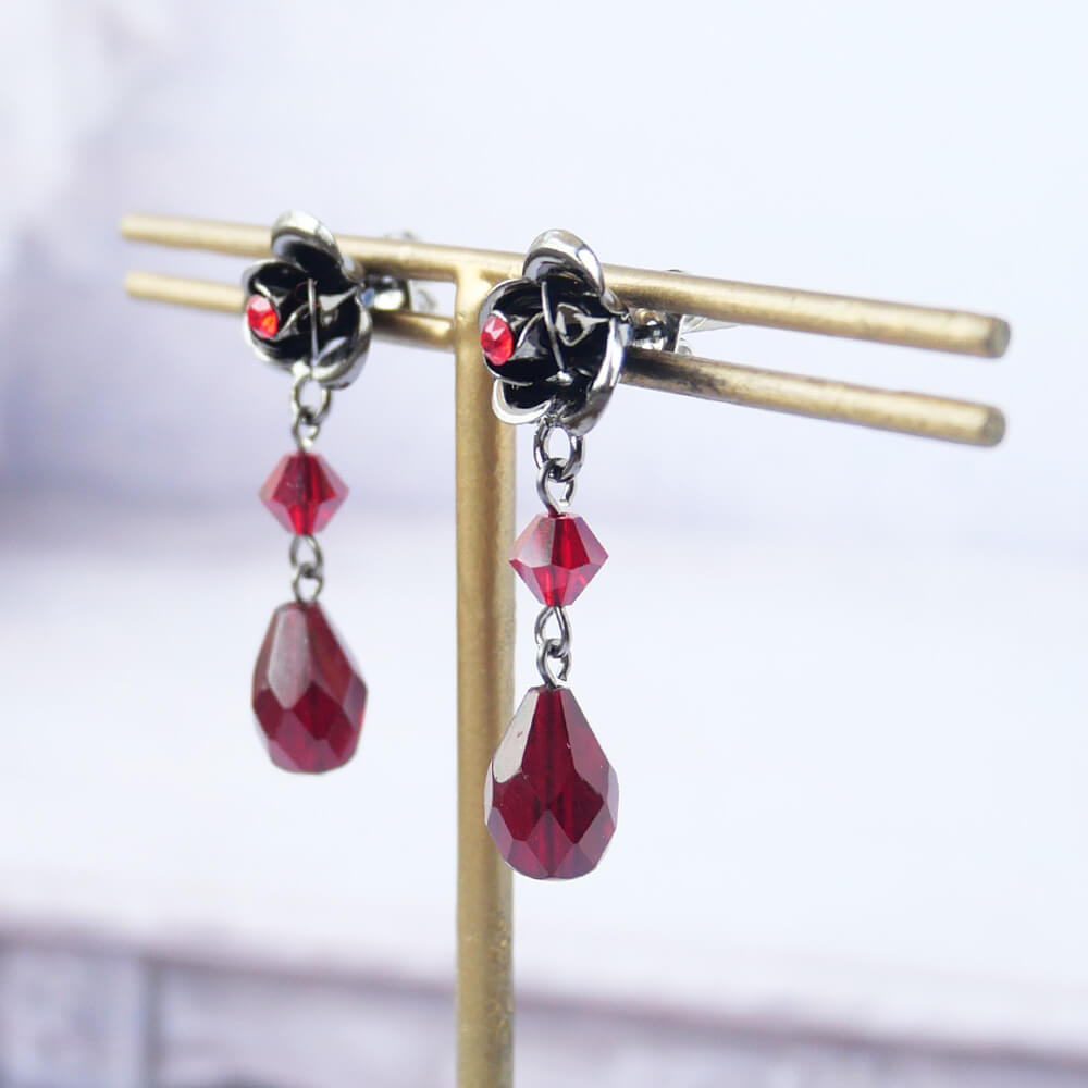 【ゴシック】黒薔薇 レッドクリスタル ドロップ ピアス ガンメタ 赤薔薇 ハンドメイド