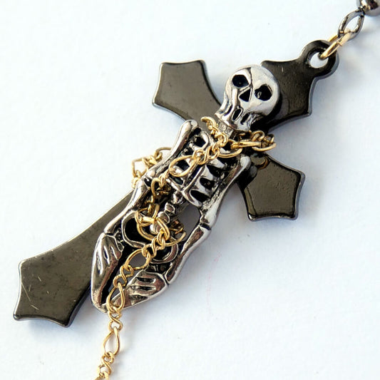 十字架に縛り付けられた髑髏 ピアス (片耳タイプ)