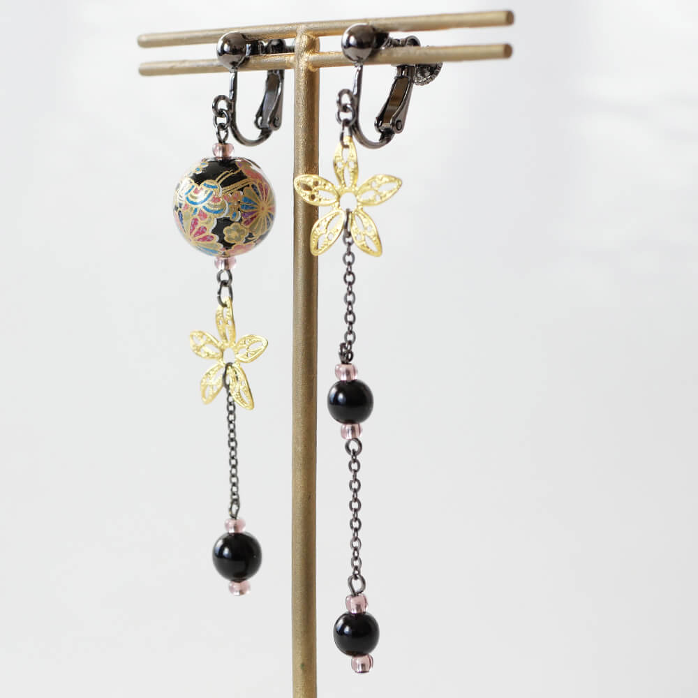和風 唐草 黒珠 アシンメトリー イヤリング
