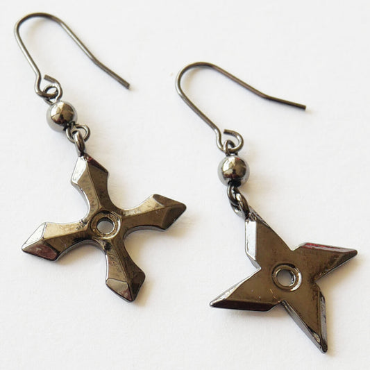 手裏剣 ピアス 黒 ガンメタ 忍者 日本