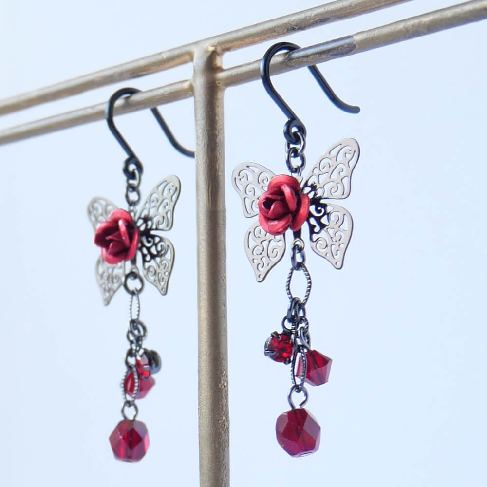 【樹脂ポスト】赤薔薇 蝶 ローズ ミニ クロス ノンアレルギー ピアス