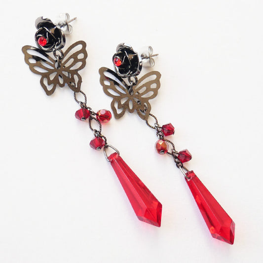 ガンメタ 薔薇 ステンド 蝶 ピアス 装着イメージ 耳元アップ