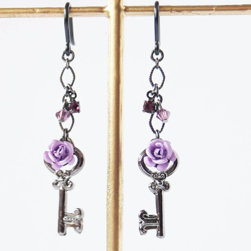 【ノンアレルギー】紫薔薇 パープル ローズ 鍵 ピアス ゴスロリ