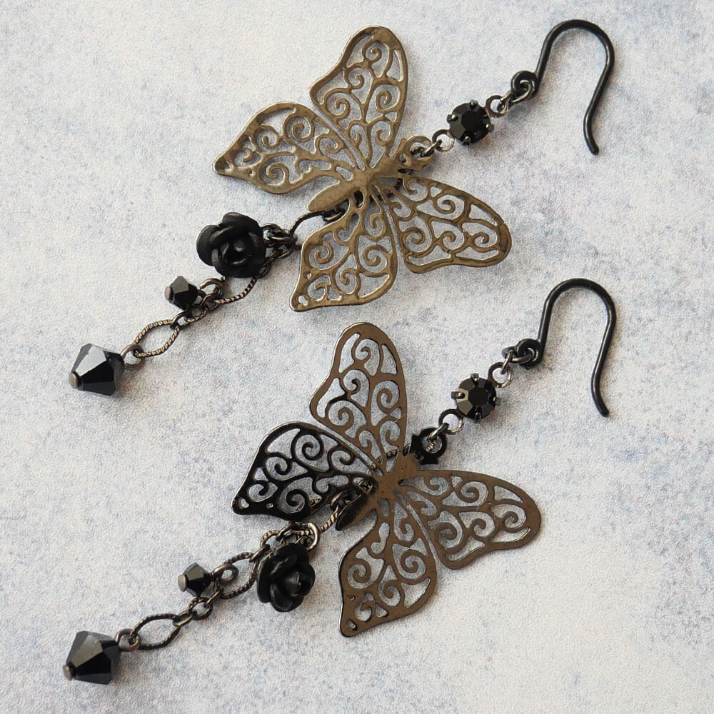 【樹脂ポスト】ステンド 蝶 ブラック ローズ ピアス ノンアレルギー