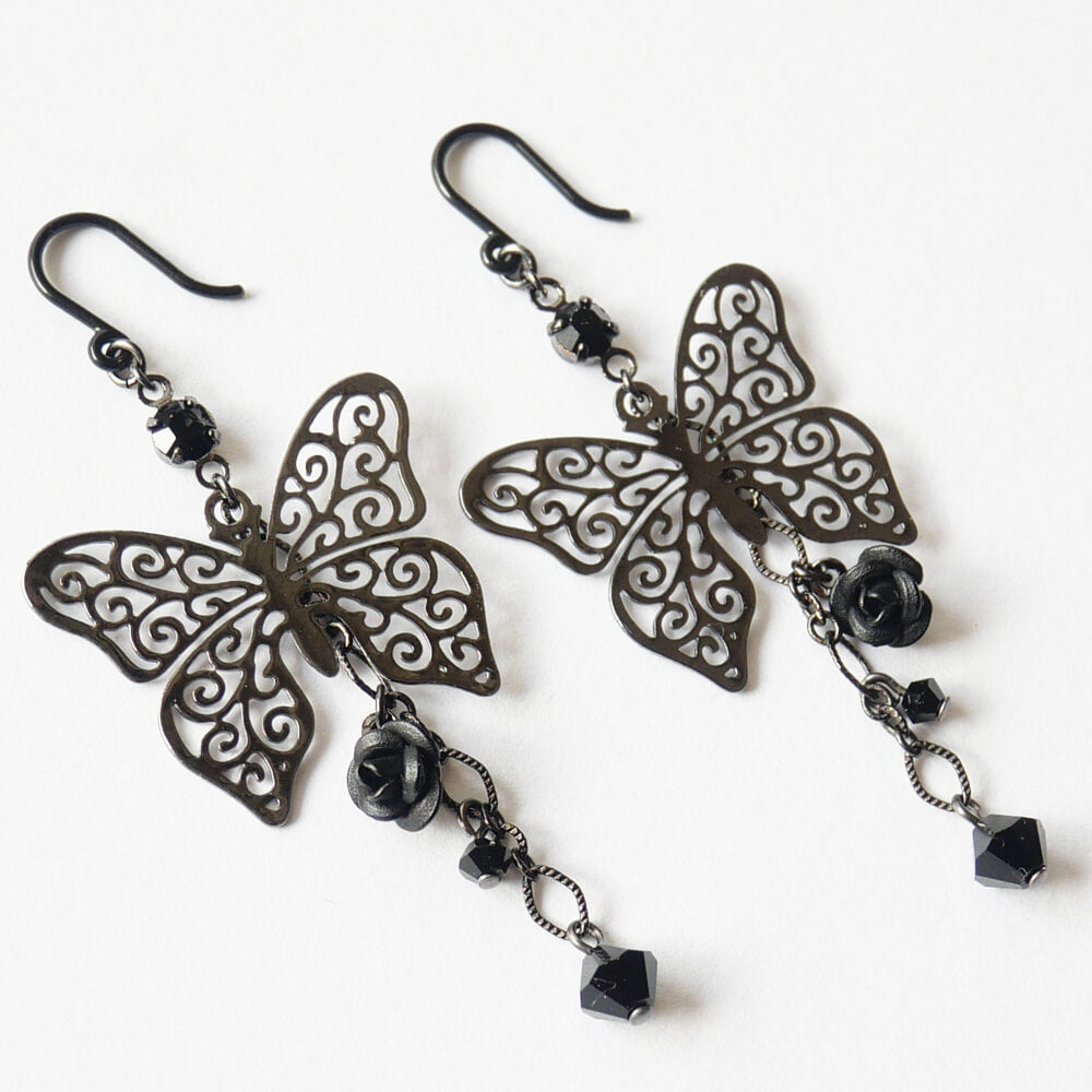 【樹脂ポスト】ステンド 蝶 ブラック ローズ ピアス ノンアレルギー