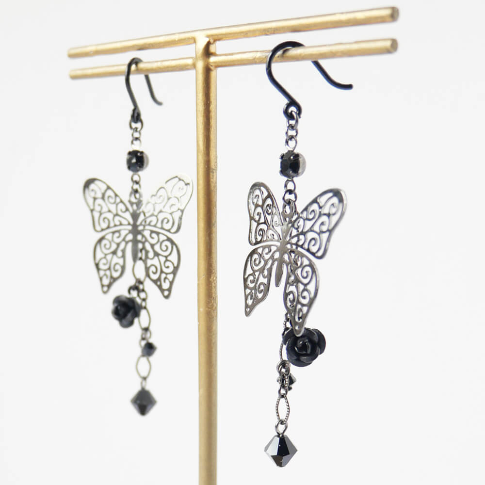 【樹脂ポスト】ステンド 蝶 ブラック ローズ ピアス ノンアレルギー