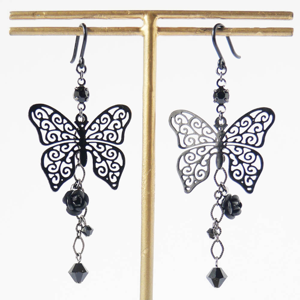 【樹脂ポスト】ステンド 蝶 ブラック ローズ ピアス ノンアレルギー