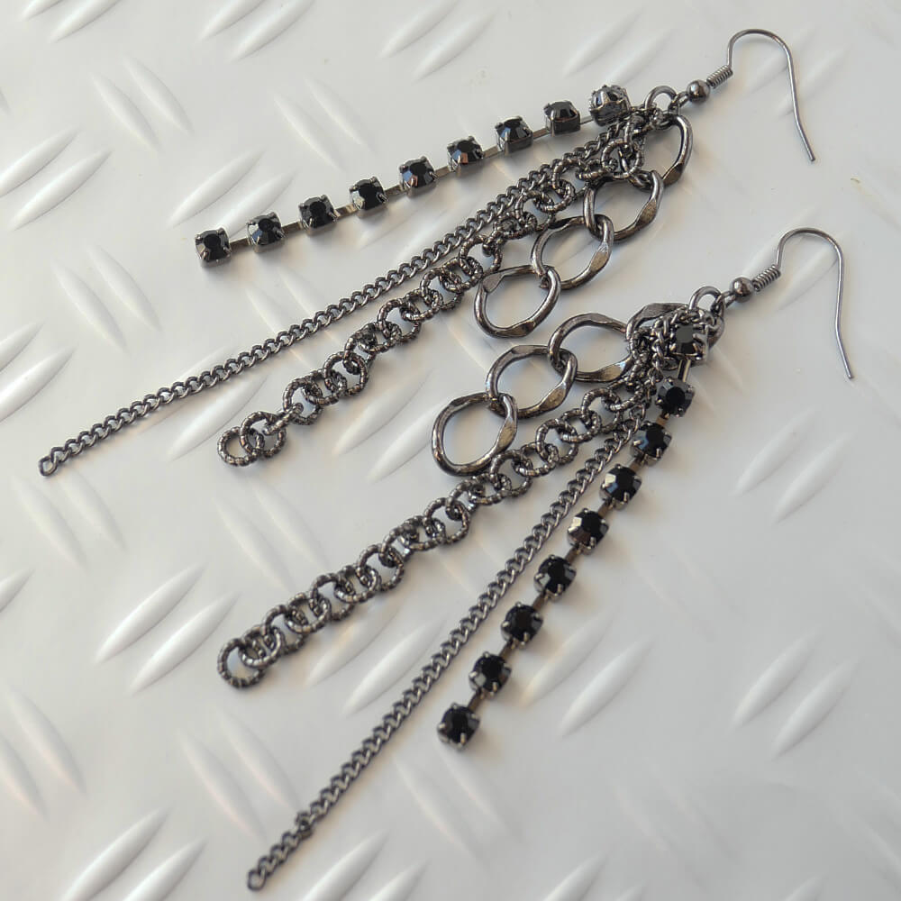 ブラックラインストーン ピアス ガンメタチェーン ロング