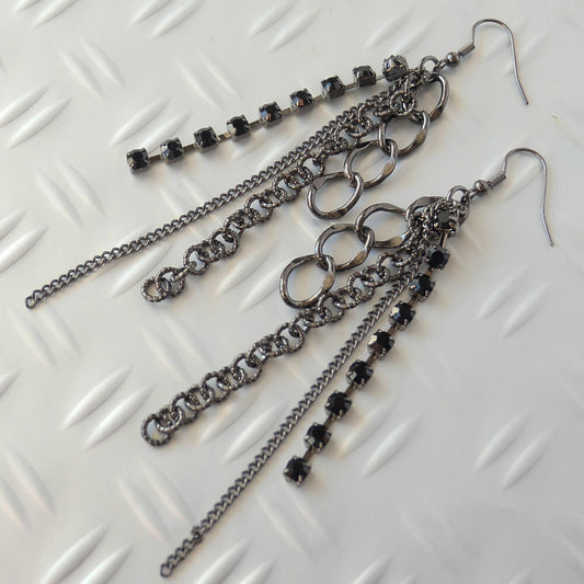 ブラックラインストーン ピアス ガンメタチェーン ロング