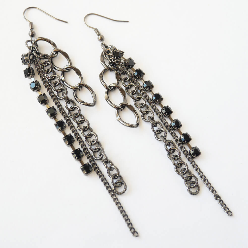 ブラックラインストーン ピアス ガンメタチェーン ロング