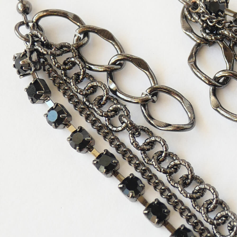 ブラックラインストーン ピアス ガンメタチェーン ロング