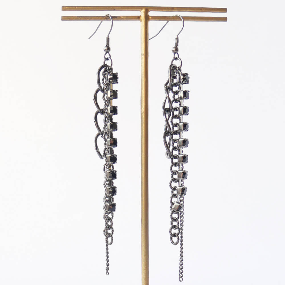 ブラックラインストーン ピアス ガンメタチェーン ロング