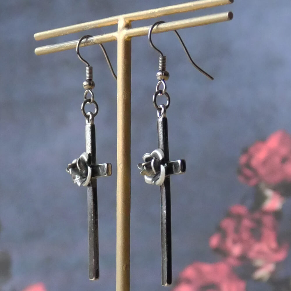 ゴスロリ ピアス ビンテージ風 薔薇十字架 ガンメタ ローズ クロス