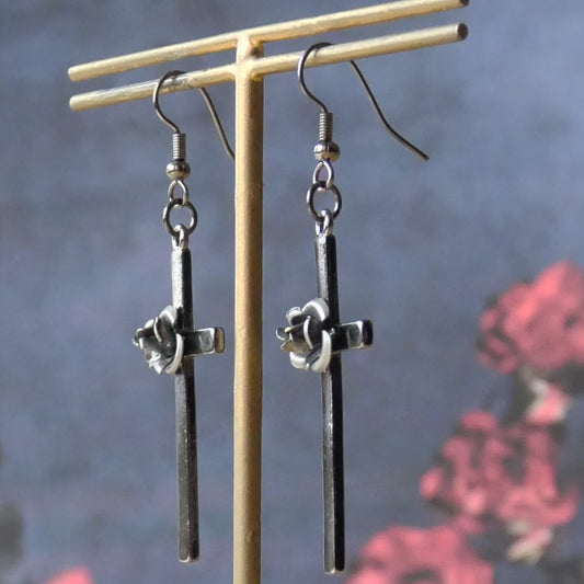 ゴスロリ ピアス ビンテージ風 薔薇十字架 ガンメタ ローズ クロス