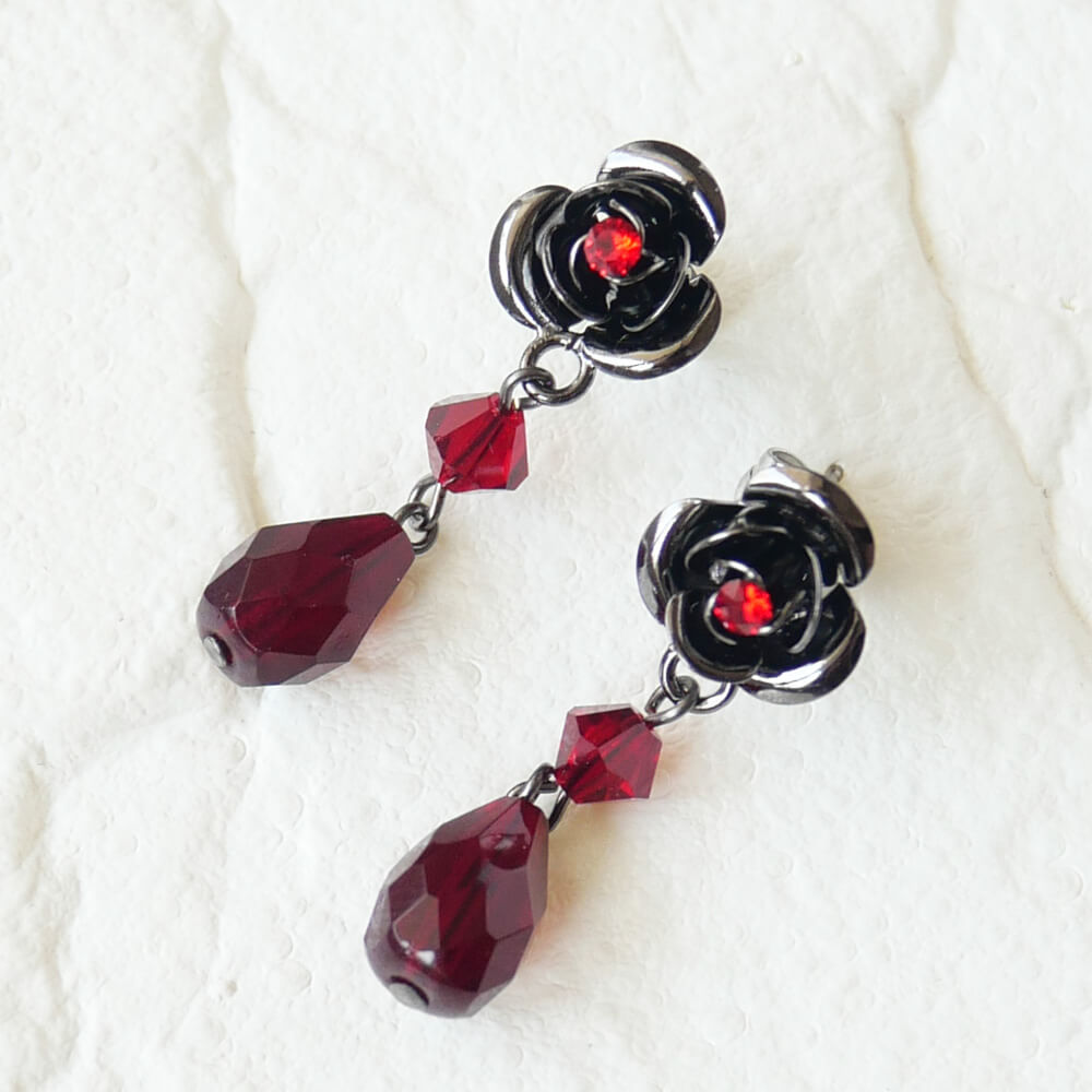 【ゴシック】黒薔薇 レッドクリスタル ドロップ ピアス ガンメタ 赤薔薇 ハンドメイド
