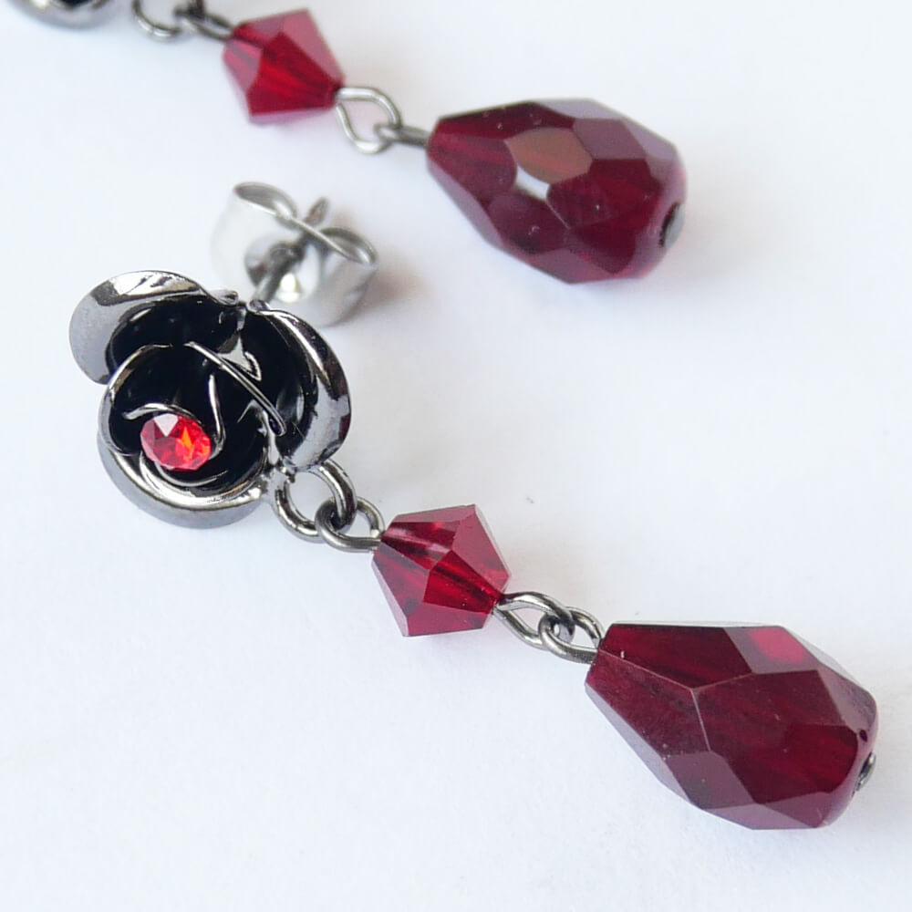 【ゴシック】黒薔薇 レッドクリスタル ドロップ ピアス ガンメタ 赤薔薇 ハンドメイド