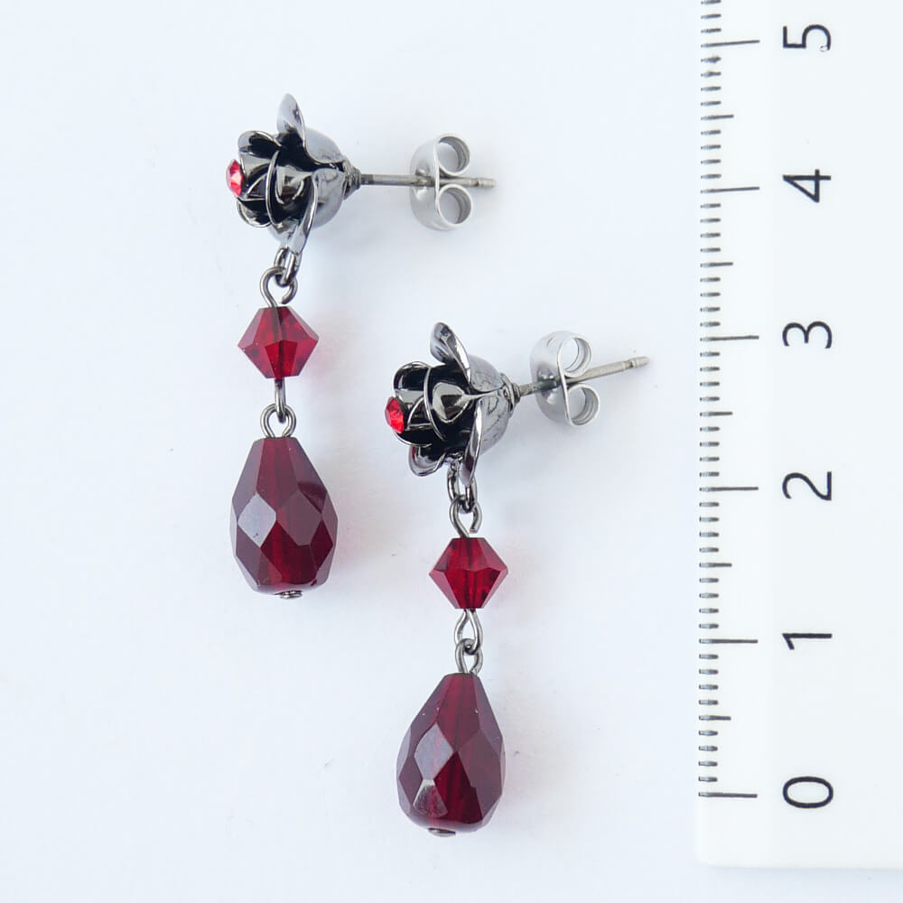 【ゴシック】黒薔薇 レッドクリスタル ドロップ ピアス ガンメタ 赤薔薇 ハンドメイド