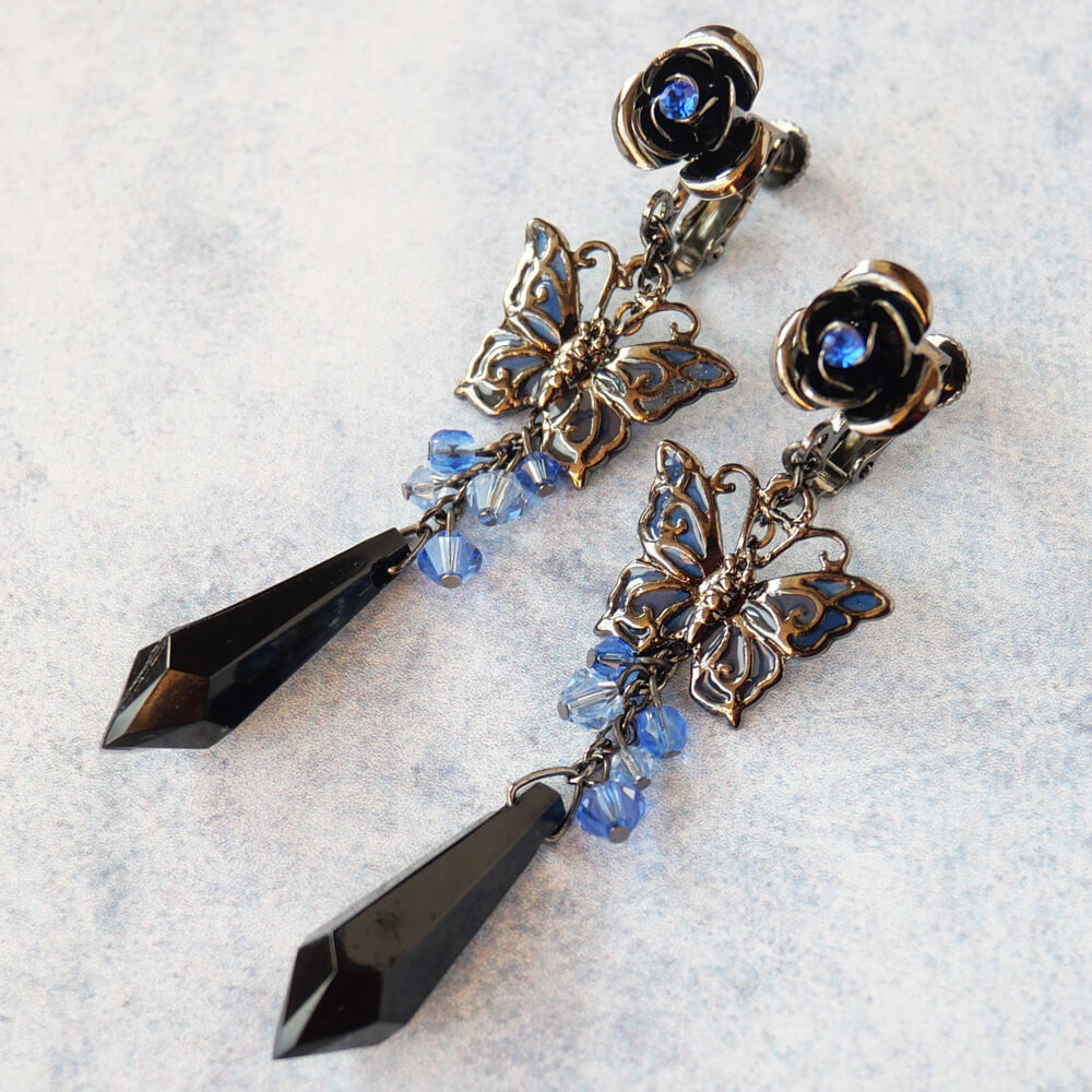 ゴシック ブラック カット ステンド蝶 薔薇 イヤリング ブルー