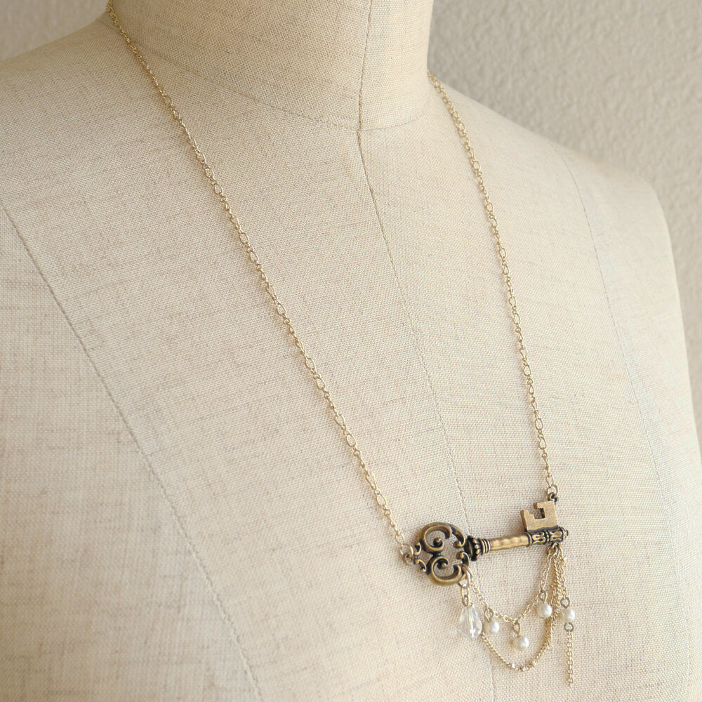 鍵ネックレス 全体像 アンティークゴールド 繊細なチェーン ロリータファッション
