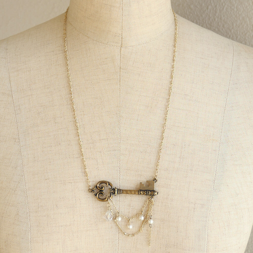 鍵ネックレス 全体像 アンティークゴールド 繊細なチェーン ロリータファッション
