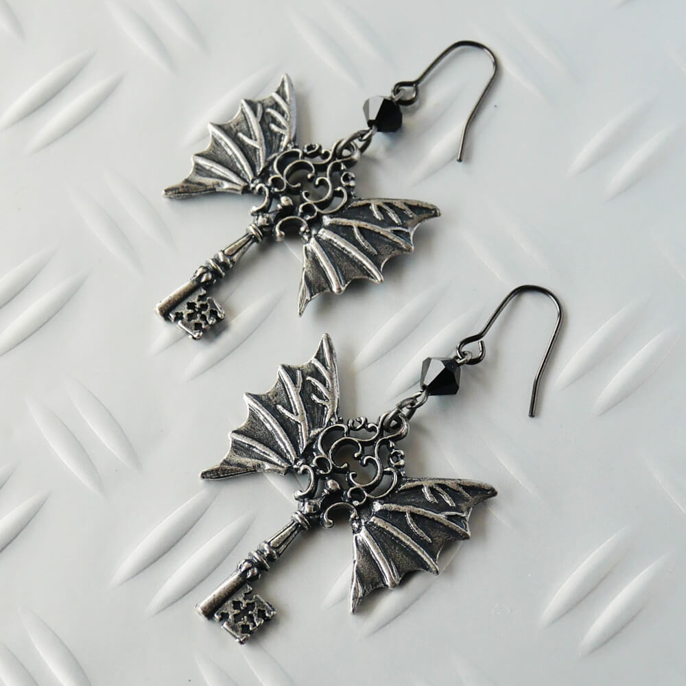 蝙蝠鍵 ゴシックピアス バット＆キー 羽 アンティークシルバー ゴスロリ
