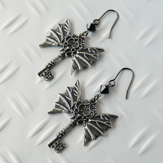 蝙蝠鍵 ゴシックピアス バット＆キー 羽 アンティークシルバー ゴスロリ