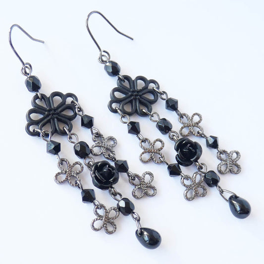 黒華 薔薇 和 ビーズ ピアス