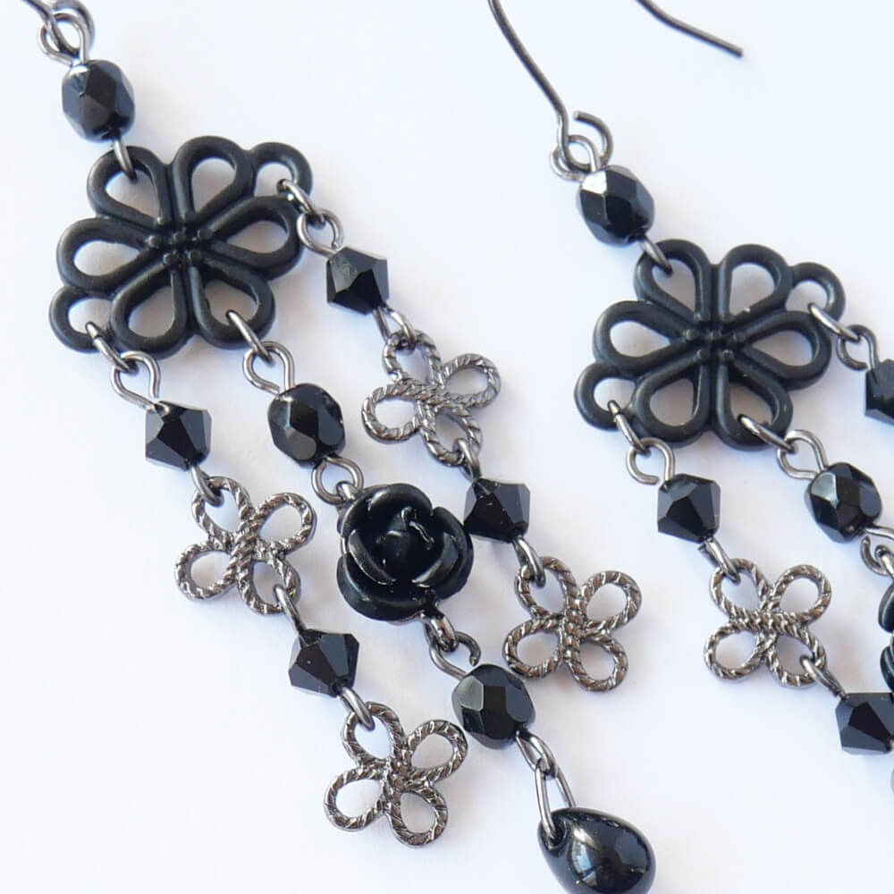 黒華 薔薇 和 ビーズ ピアス