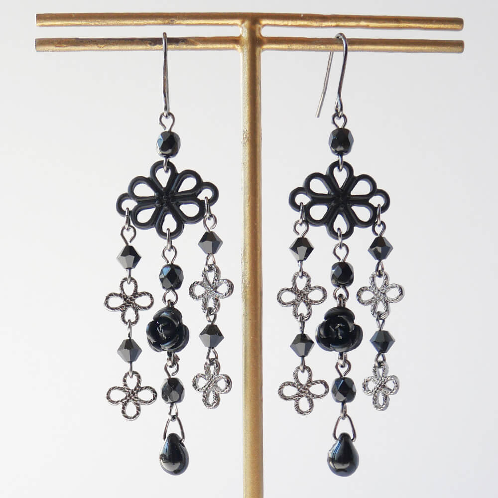 黒華 薔薇 和 ビーズ ピアス
