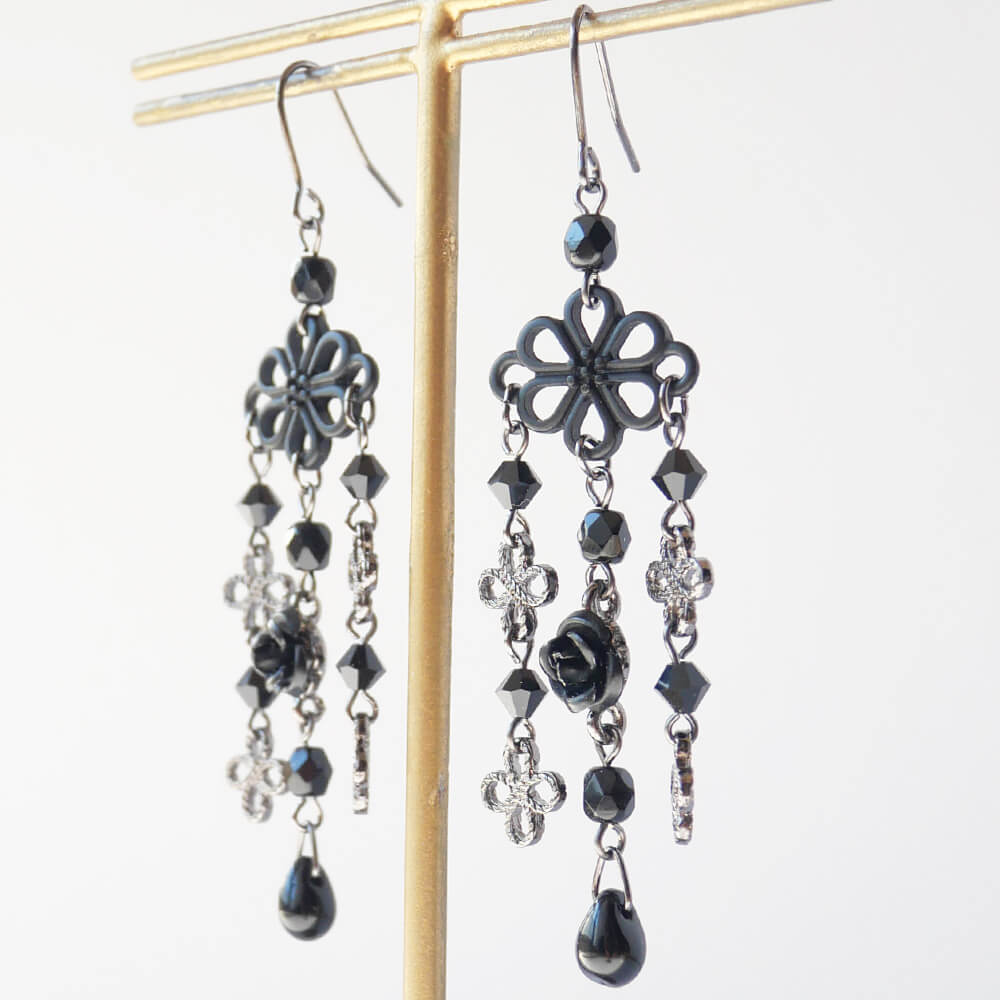 黒華 薔薇 和 ビーズ ピアス