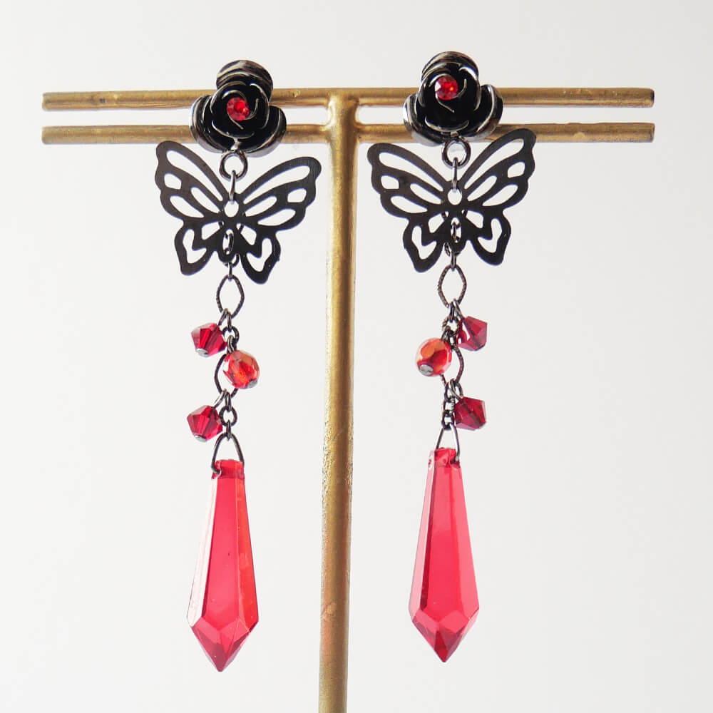 ガンメタ 薔薇 ステンド 蝶 ピアス 正面